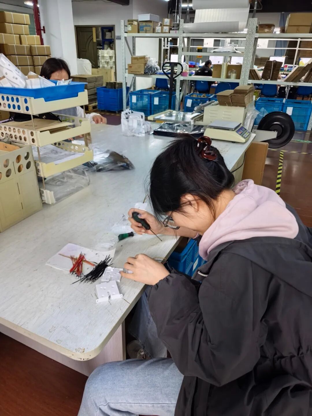 团结协作,钧普科技员工齐上阵,保障订单准时交付!(图2) 640-2.jpeg